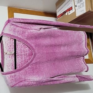 Pink long sleeve v-neck, button detail on wrist